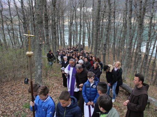 FOTO: Put križa kroz fratarski gaj na Šćitu