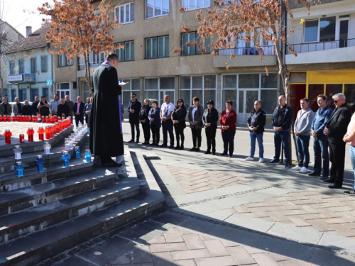 FOTO: Povodom Svih svetih u Prozoru zapaljene svijeće za poginule i preminule branitelje