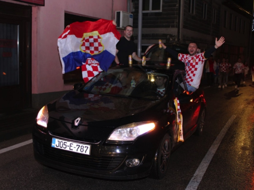 FOTO/VIDEO: Ludnica na ulicama Prozora! Pogledajte kako je proslavljena pobjeda Hrvatske