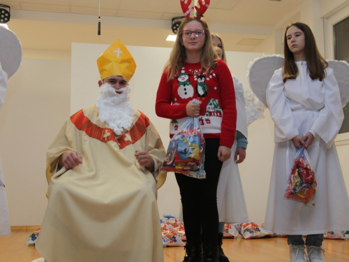 FOTO: Sv. Nikola razveselio djecu u Rumbocima