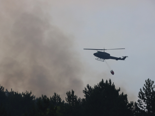Požar u Rami i dalje gori: Helikopter OS BiH na terenu, iščekuje se pomoć kanadera iz Hrvatske