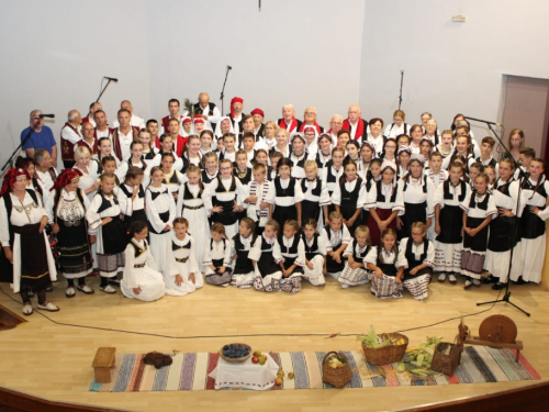 FOTO: U Prozoru održana večer folklora