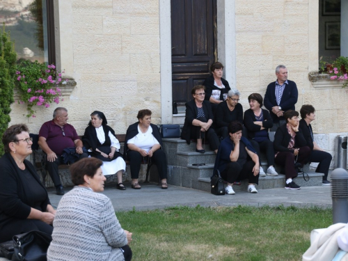 FOTO: Na Šćitu započela trodnevnica, Mladu misu slavio p. Marko Petričević