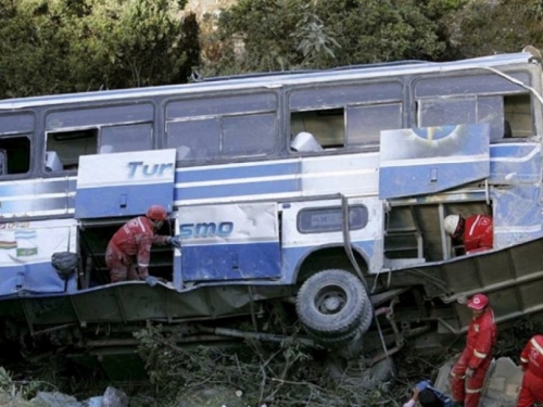 Autobus se survao u provaliju, najmanje 34 osobe su poginule