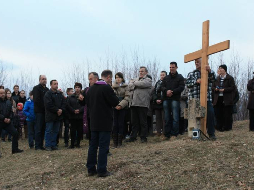 FOTO: Vlč. mr. Pero Brajko predvodio Križni put na Uzdolu