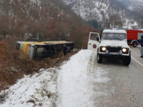 Više mrtvih i ozlijeđenih u prevrtanju autobusa između Nevesinja i Gacka