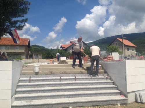 FOTO: Radovi na spomen obilježju poginulim braniteljima na Uzdolu