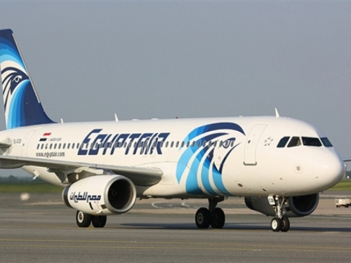 Oteti zrakoplov EgyptAira s više 80 putnika prisilno sletio na Cipar