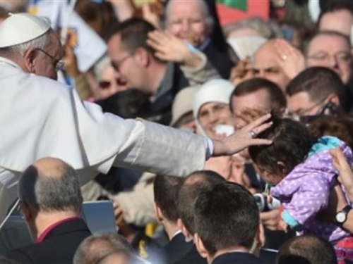Papi će pjevati pravoslavna i bošnjačka djeca iz Srebrenice