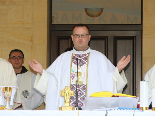 FOTO: Na Šćitu započela trodnevnica, Mladu misu slavio p. Marko Petričević