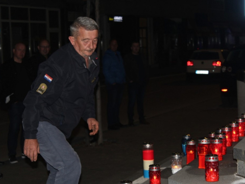 FOTO: U Prozoru upaljene svijeće za žrtve Vukovara i Škabrnje