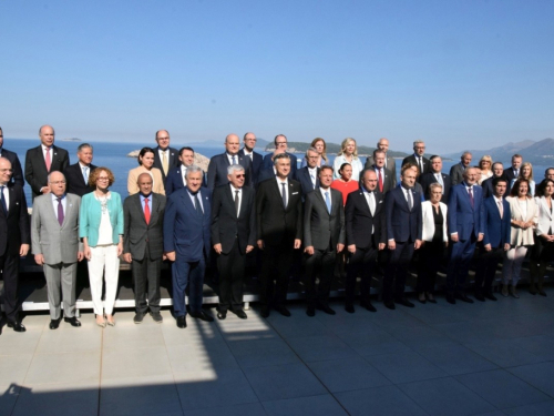 Zamjenica šefa NATO-a: Moramo biti ubojitiji. Američki kongresnik: SAD ne ide nigdje