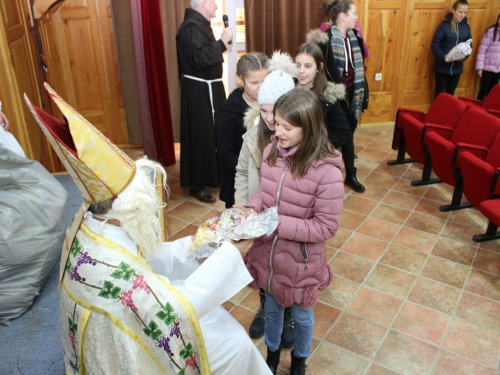 FOTO: Sv. Nikola i ove godine razveselio djecu u župi Rama Šćit