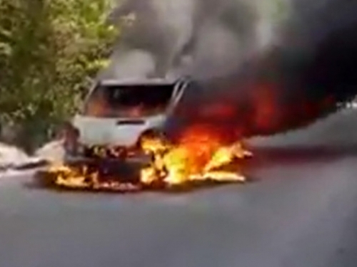 Konjic: Izgorio kombi koji je prevozio turiste