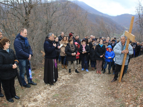 FOTO: Fra Andrija Jozić predvodio križni put na Uzdolu