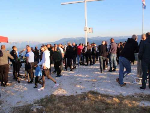FOTO| Gmićani podigli križ na Makljenu