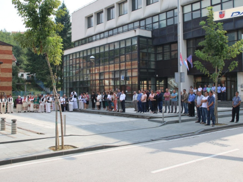 FOTO: Polaganjem vijenaca i svečanom sjednicom započelo obilježavanje Dana općine