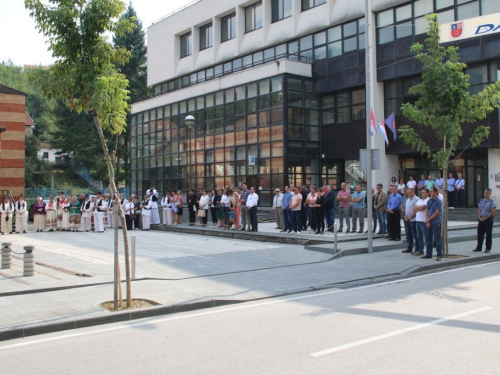 FOTO: Polaganjem vijenaca i svečanom sjednicom započelo obilježavanje Dana općine