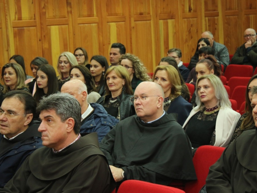 FOTO: Na Šćitu predstavljen zbornik radova ''Nepomireno društvo - nepomirena pamćenja''