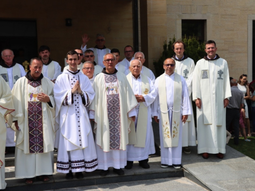 FOTO: Na Šćitu svečano proslavljena Velika Gospa i Mlada misa fra Mile Belje