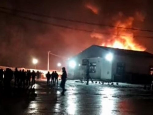 Zapaljen migrantski kamp u Blažuju, vatrogasci na terenu
