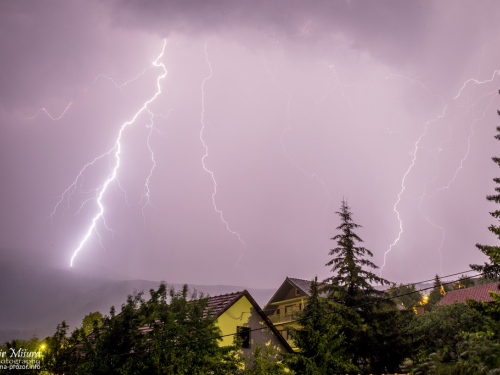 FOTO: Munje noćas 'parale' nebo iznad Rame