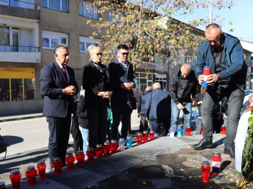 FOTO: Svi sveti - U Prozoru zapaljene svijeće za poginule i preminule branitelje