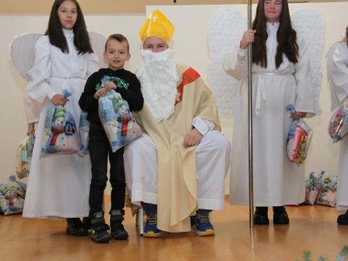 FOTO: Sveti Nikola razveselio najmlađe u župi Rumboci