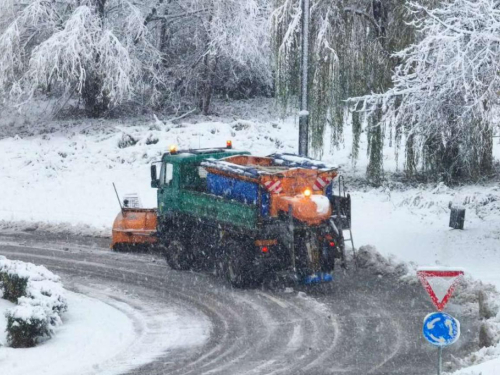 U većem dijelu Bosne pada intenzivan snijeg, što znatno otežava promet