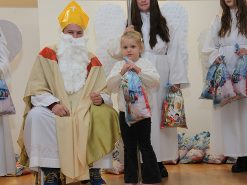 FOTO: Sveti Nikola razveselio najmlađe u župi Rumboci