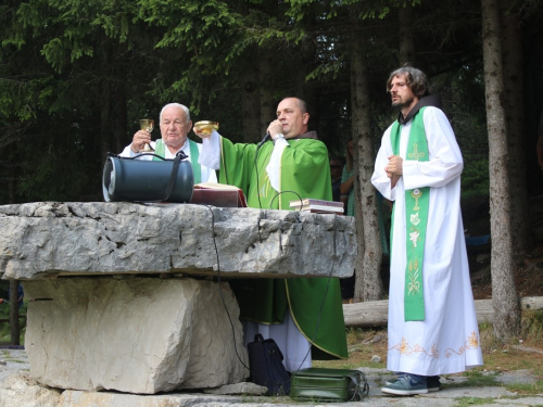 FOTO: Na Vranu služena sv. misa za poginule duvandžije