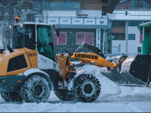 Velik snijeg zatrpao Austriju: Više od 1000 ljudi dobrovoljno čistilo cestu kako bi stigli na posao