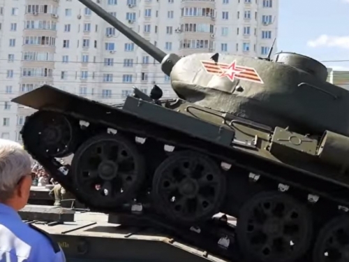 Video: Prevrnuo se tenk na paradi