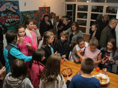 FOTO: Na Šćitu održana promocija filma ''Oteto djetinjstvo'' don Pave Crnjca