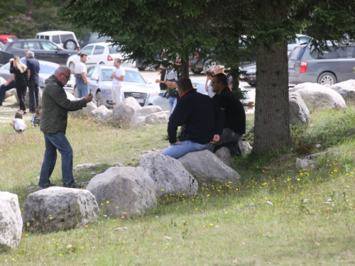 FOTO: Na Vranu služena sv. misa za poginule duvandžije