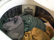 Ocat ili izbjeljivač? Ispravan način čišćenja perilice bez opasnih kombinacija