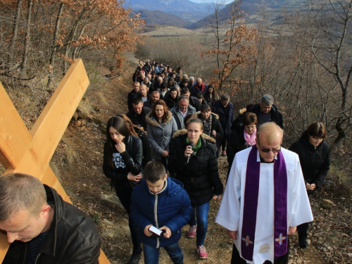 FOTO: Vlč. Stipo Knežević predvodio križni put na Uzdolu