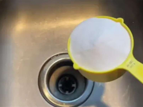 Zaboravite sodu i ocat: Ovako se najučinkovitije čisti kuhinjski odvod