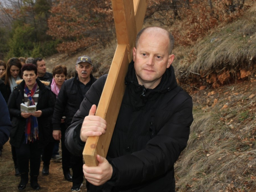 FOTO: Mr. Pero Brajko predvodio put križa na Uzdolu