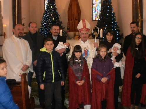 Biskup Perić krstio treće blizance obitelji Sučić