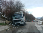 FOTO: Prometna u Jaklićima, kamion završio u jarku