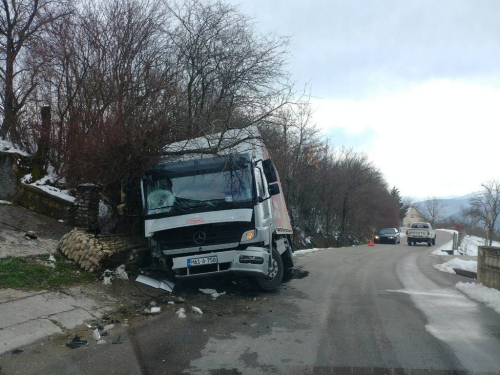 FOTO: Prometna u Jaklićima, kamion završio u jarku