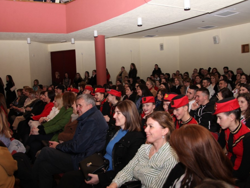 FOTO: Srednjoškolska priredba povodom Valentinova