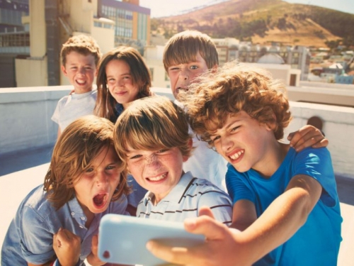 Ostaju li djeca bez djetinjstva zbog pametnih telefona i društvenih mreža?