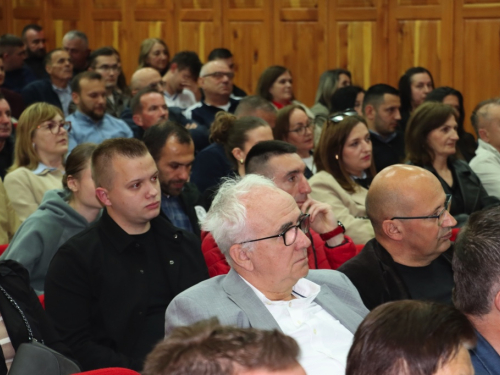 FOTO: Na Šćitu predstavljena knjiga ''Oluje u nama'' autora Ivana Tadića
