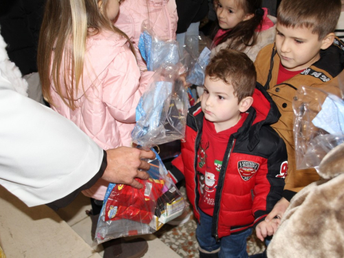 FOTO: Sv. Nikola i ove godine razveselio djecu u župi Rama-Šćit