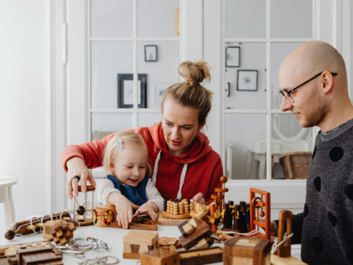 Naknade roditeljima njegovateljima povećane na 1.027 KM, evo što se mijenja