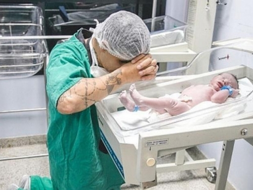 Internet se topi nad likom mladog oca koji kleči u molitvi nad novorođenim sinom
