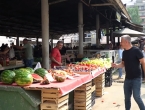Prodavači na pijaci trljaju ruke - voće i povrće ide ''k'o niz vodu''