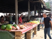 Prodavači na pijaci trljaju ruke - voće i povrće ide ''k'o niz vodu''